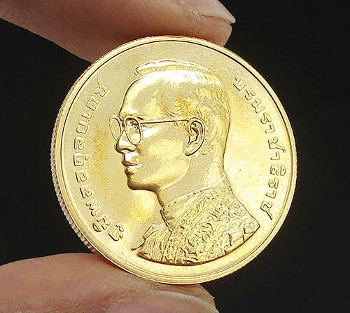 เหรียญทองคำ รัชกาลที่ 9 เฉลิมพระชนมพรรษา 6 รอบ ปี 2542 หลังเหรียญ 6000 บาท นน. 15.08 g